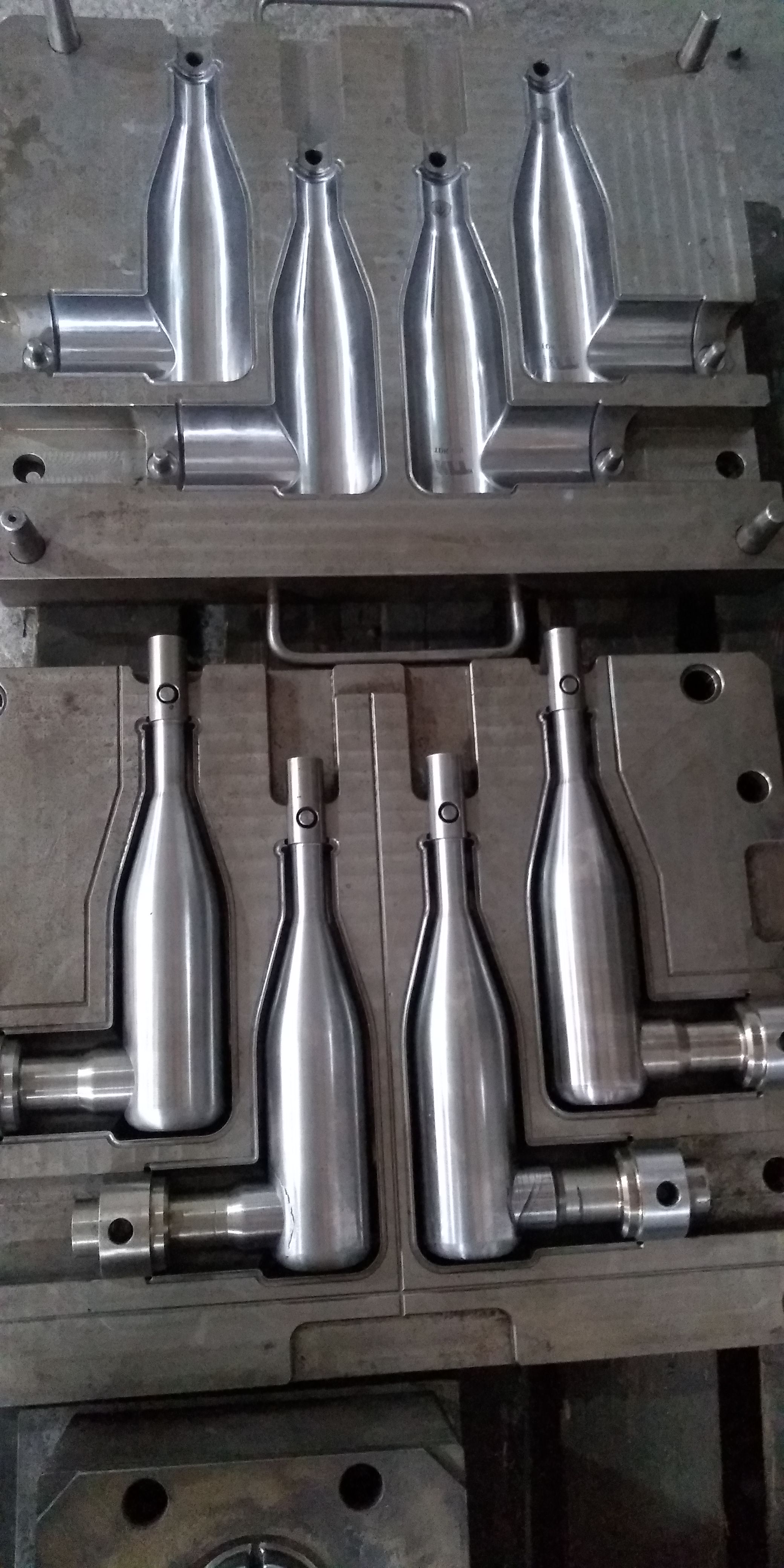 Matriz para compressão de peças técnicas de borracha